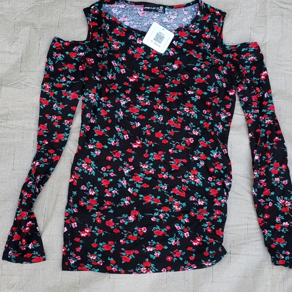 ❤3/$25❤ NWT cold shoulder top.